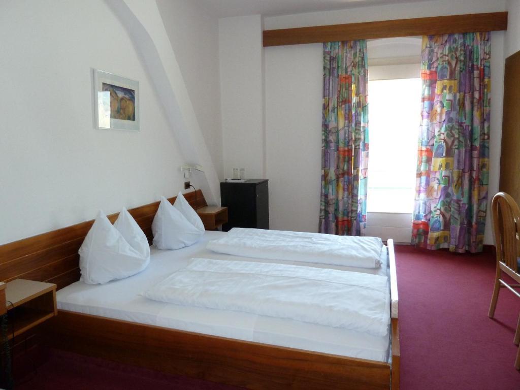 Hotel-Restaurant-Pizzeria Goldrainerhof Стая снимка